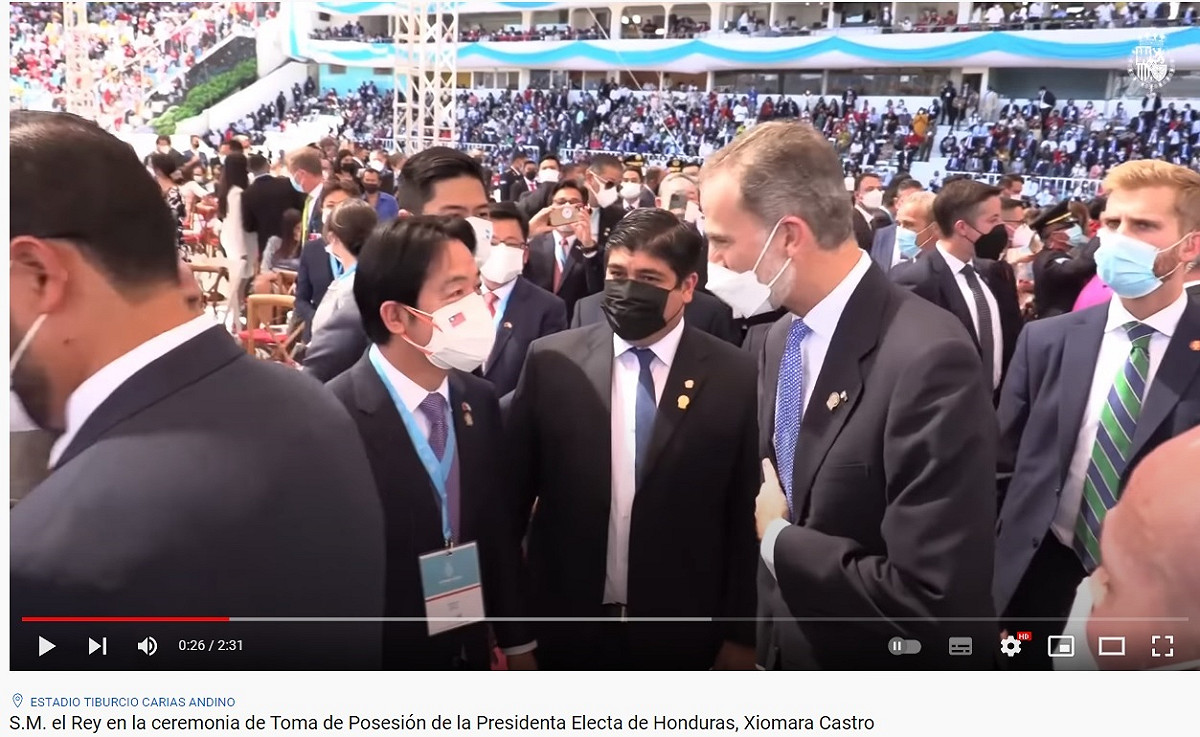 賴清德出席宏都拉斯總統就職典禮，與西班牙國王菲利普六世（Felipe VI）有簡短的交談 圖：翻攝自YouTube
