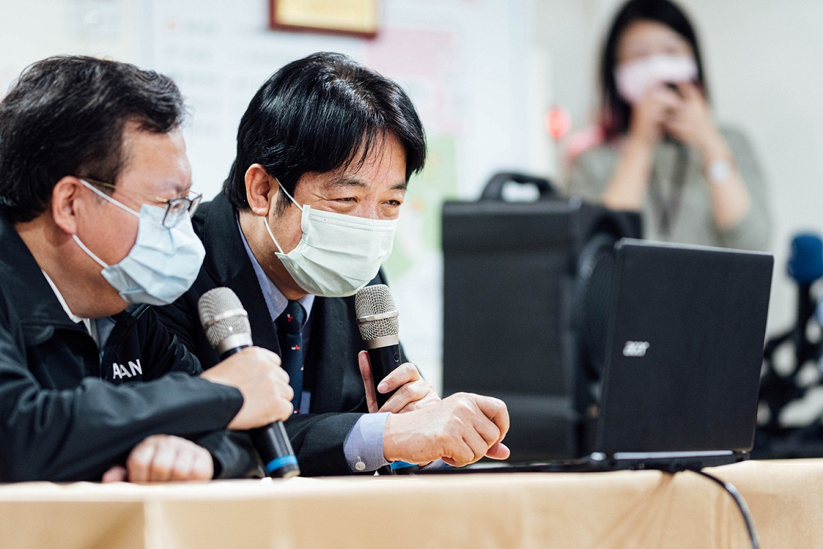 賴清德的參選總統政治聲勢水漲船高，而鄭文燦的「總統之路」可以說形勢險峻；但蔡英文手上擁有太多的政治籌碼、資源及「隱私」可以對賴清德出手阻撓，而這正是鄭至今還可能與賴一搏的政治機會。 圖：擷取自鄭文燦臉書（資料照）
