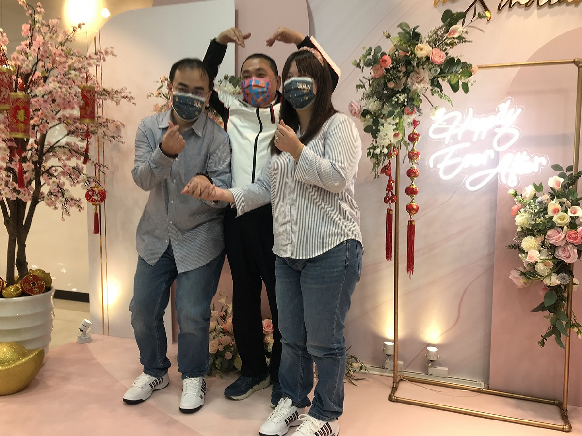 侯友宜在戶所巧遇辦理結婚登記民眾，為新人獻上滿滿祝福。 圖：新北市民政局提供