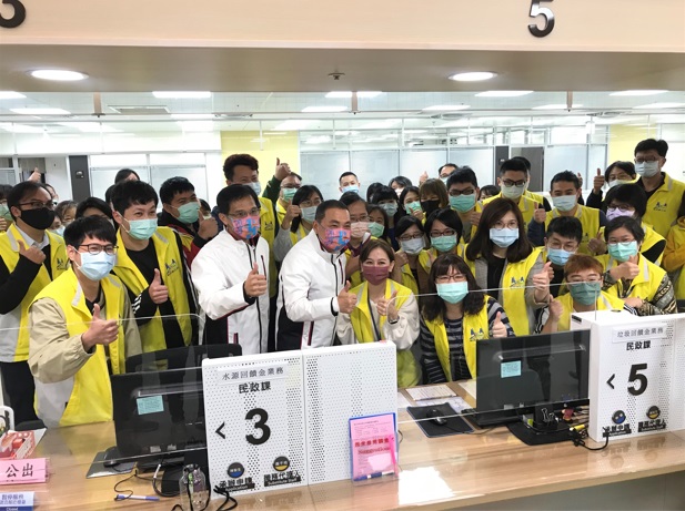 農曆新年將至，新北市長侯友宜今(28)日上午特別前往新店行政園區慰勞區公所、戶政事務所、衛生所、地政事務所所、税捐稽徵處等第一線同仁。 圖：新北市民政局提供
