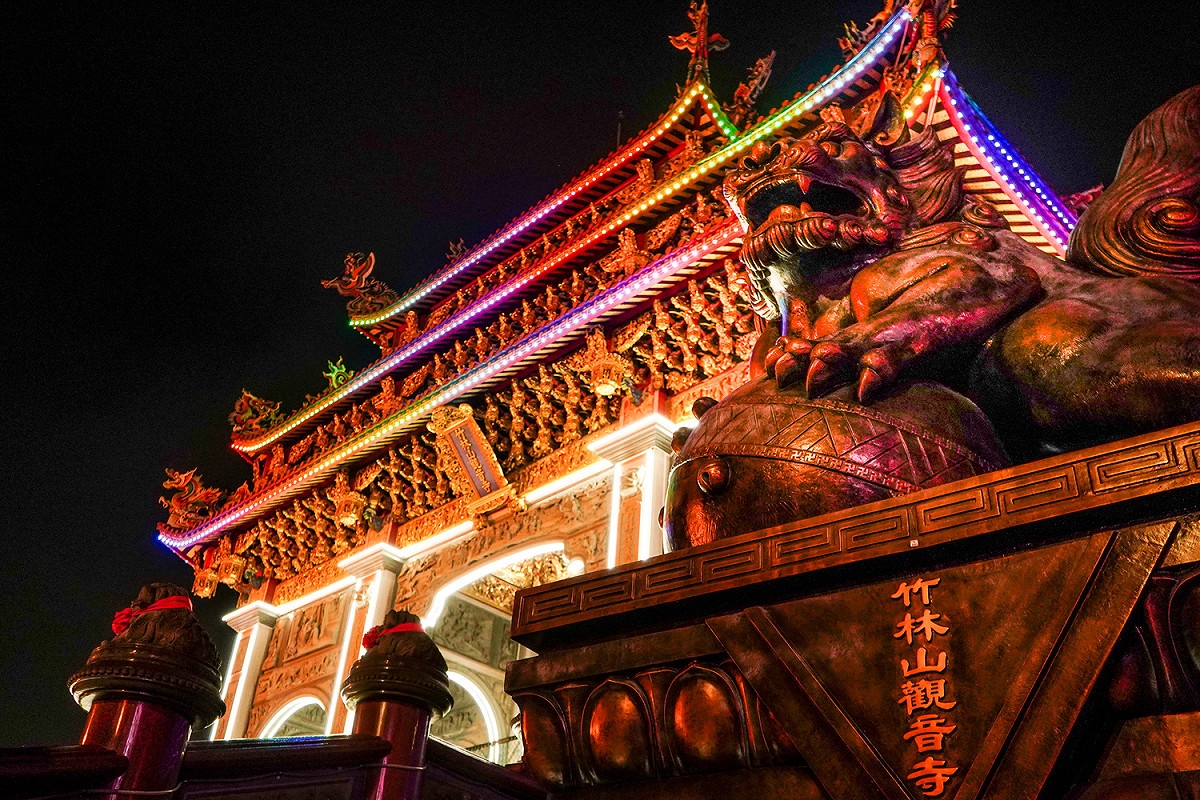 竹林山觀音寺總計約有13種燈款，點燈後愈夜愈美麗。 圖：林口區公所提供