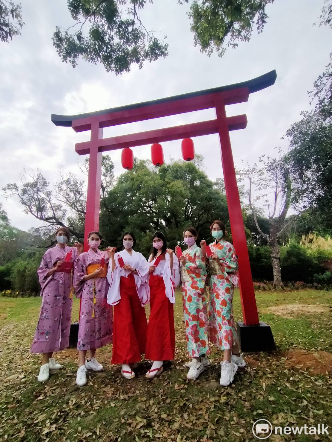 定點打卡還送祈福小卡，懸掛在鳥居的百年神樹下，為新年求平安。 唐復年/攝