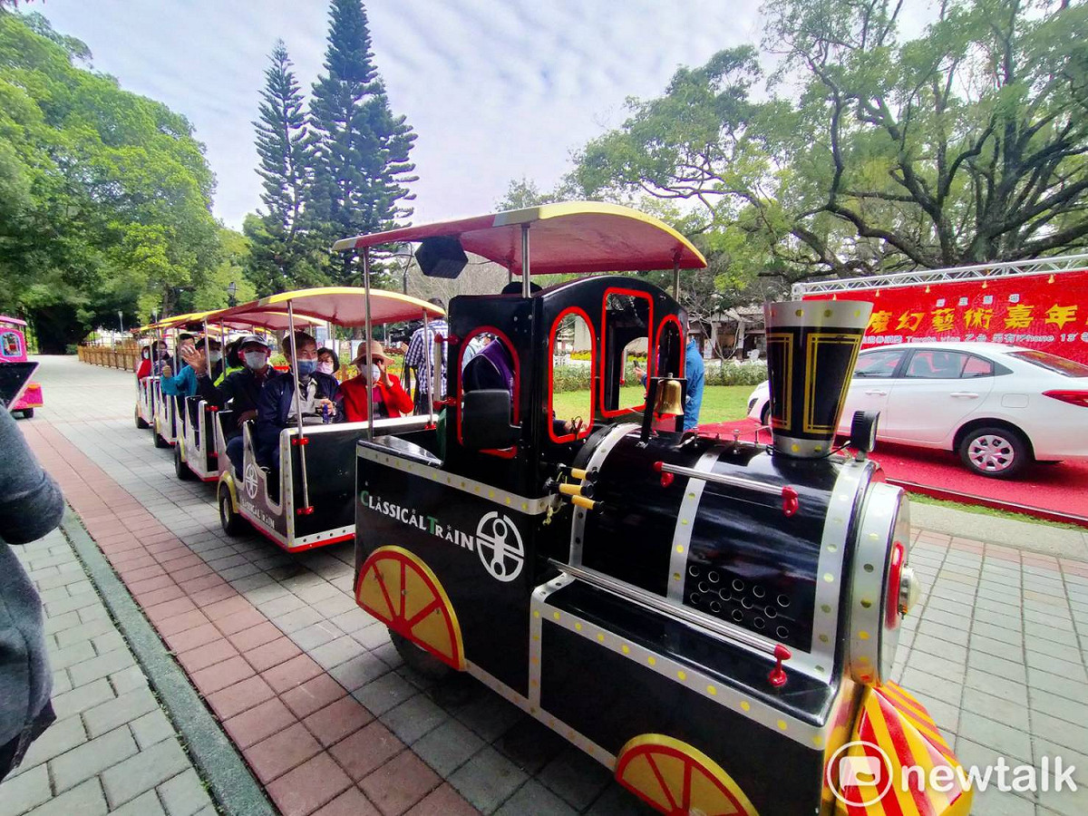 園區內有小火車可以搭乘。 唐復年/攝