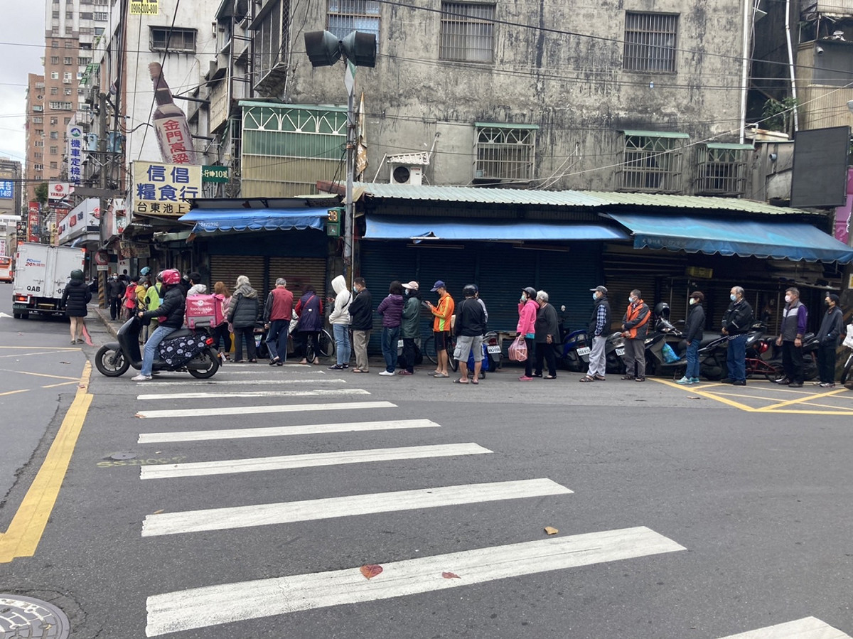 農曆春節將近，不過近來傳出「蛋荒」，許多民眾排隊購買雞蛋。 圖：讀者／提供
