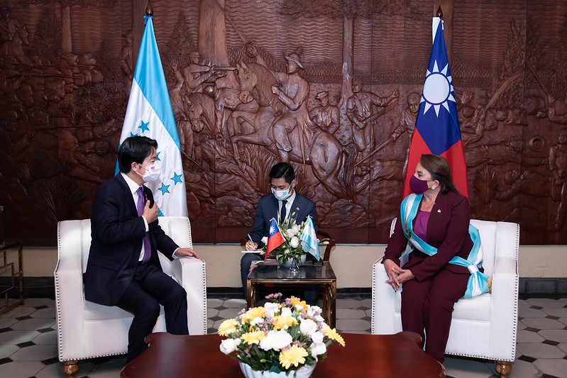 賴清德副總統於當地時間27日下午（台北時間28日上午），與宏都拉斯共和國總統卡蕬楚（Xiomara Castro）在宏國總統府舉行雙邊會談。 圖：總統府提供（資料照）