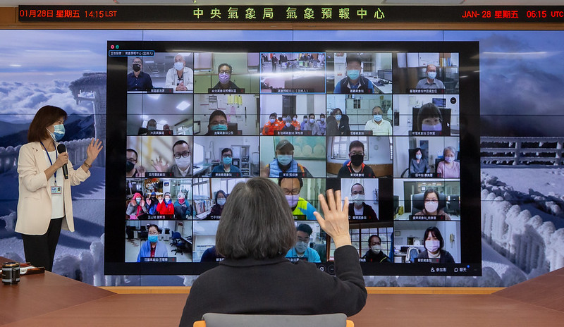 總統蔡英文今（28）天下午特別到中央氣象局訪視，不僅參觀地震走廊，也在現場連線全台最高的「玉山氣象站」及最北邊的「彭佳嶼氣象站」。 圖：總統府提供