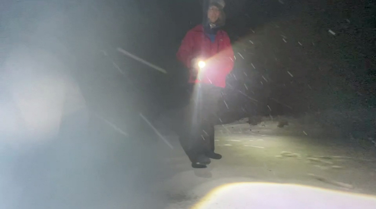 受大陸冷氣團及東北風影響，玉山28日晚間18時10分降雪。 圖：中央氣象局提供影片截圖