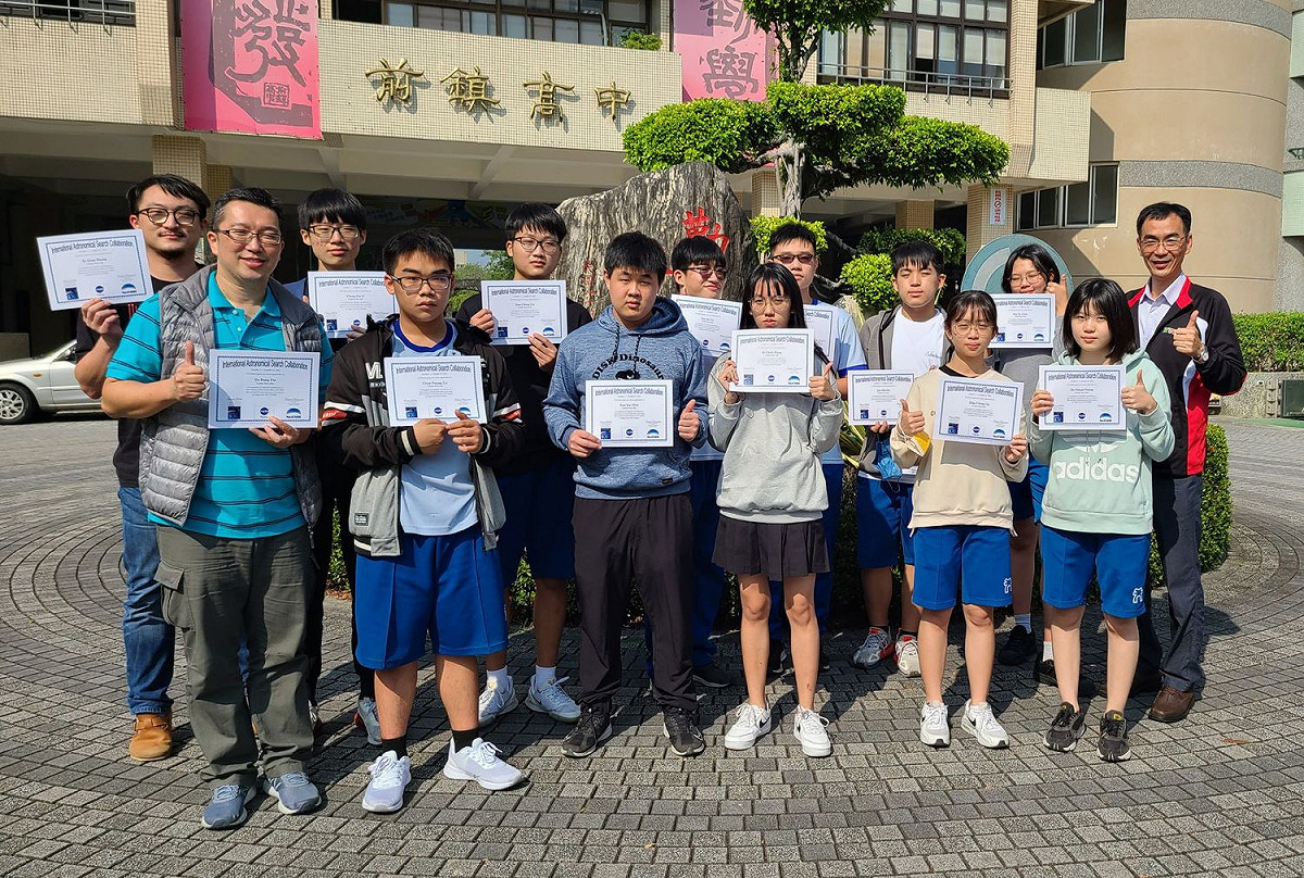 參與國際小行星搜尋計劃的前中師生。 圖：高雄市教育局提供