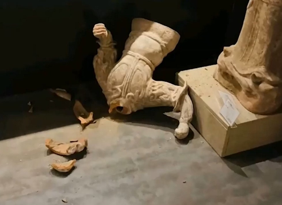 武漢一名學生日前參加校外教學時不小心打破博物館一尊唐代鎮墓俑，遭索賠人民幣130萬元。 圖：翻攝微博