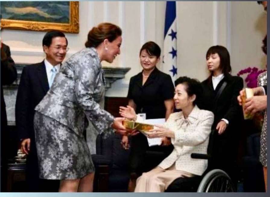 陳水扁前總統分享2006年時賽拉亞總統夫人卡蕬楚在總統府會晤吳淑珍照片。 圖：取自陳水扁臉書