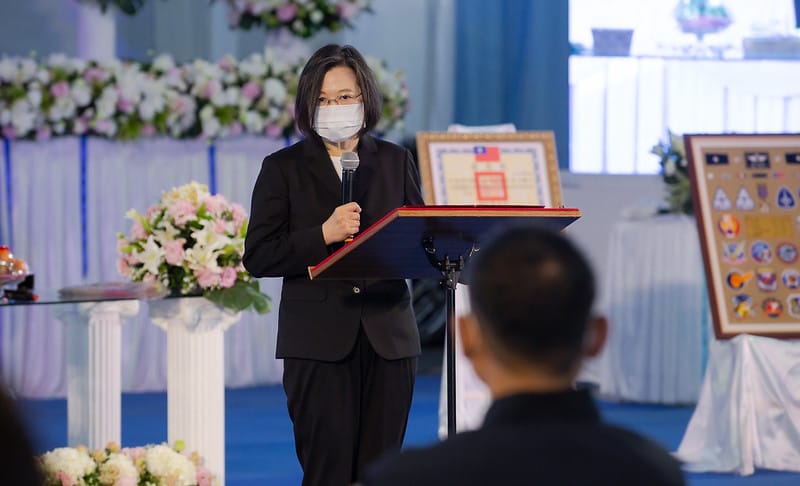 蔡英文總統親頒褒揚令，表彰殉職空軍少校陳奕對守護國家、捍衛領空的付出及貢獻。 圖：總統府