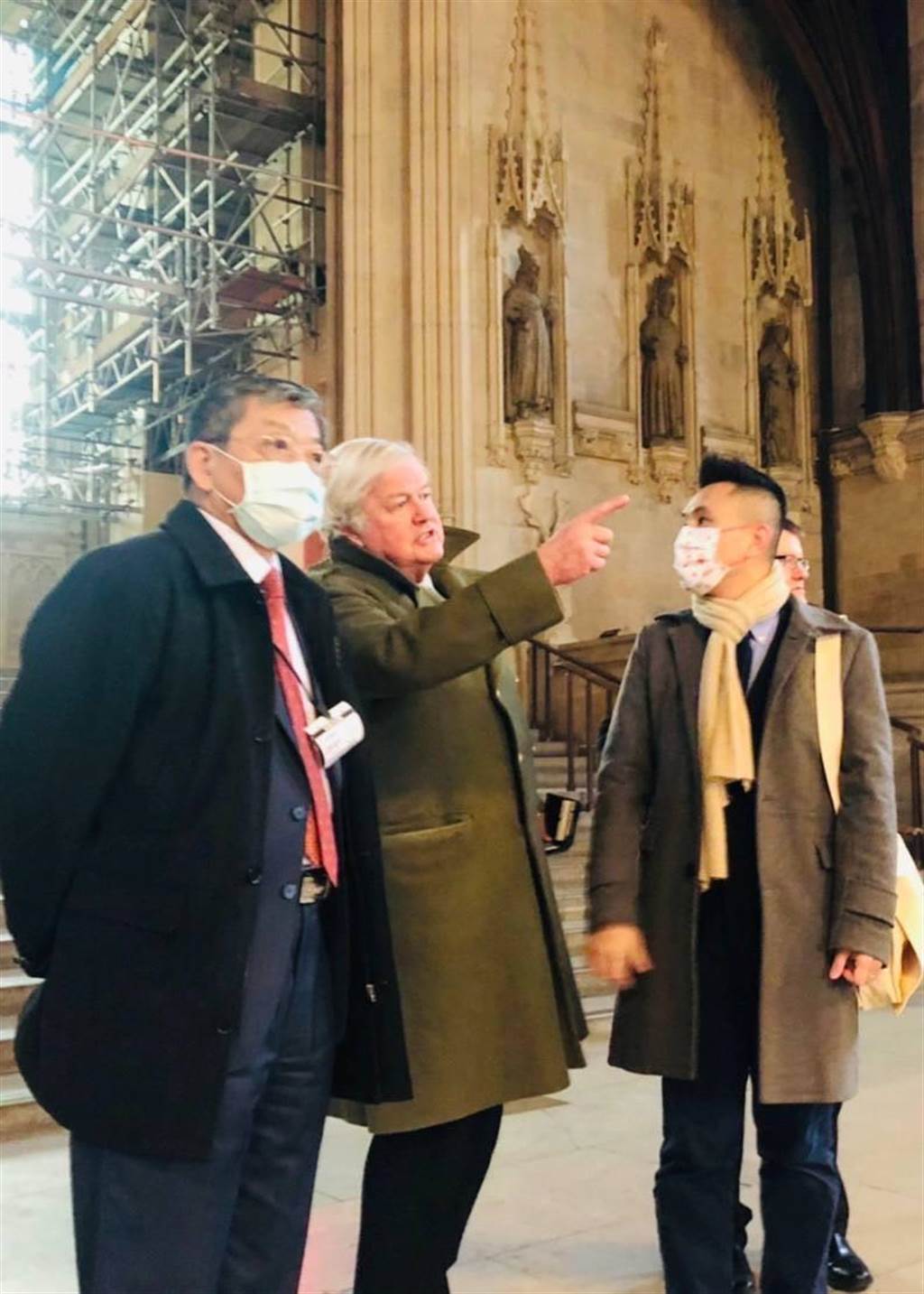 英國國會議員史都華親自為陳以信導覽歷史悠久的西敏寺國會大廈。 圖：陳以信提供