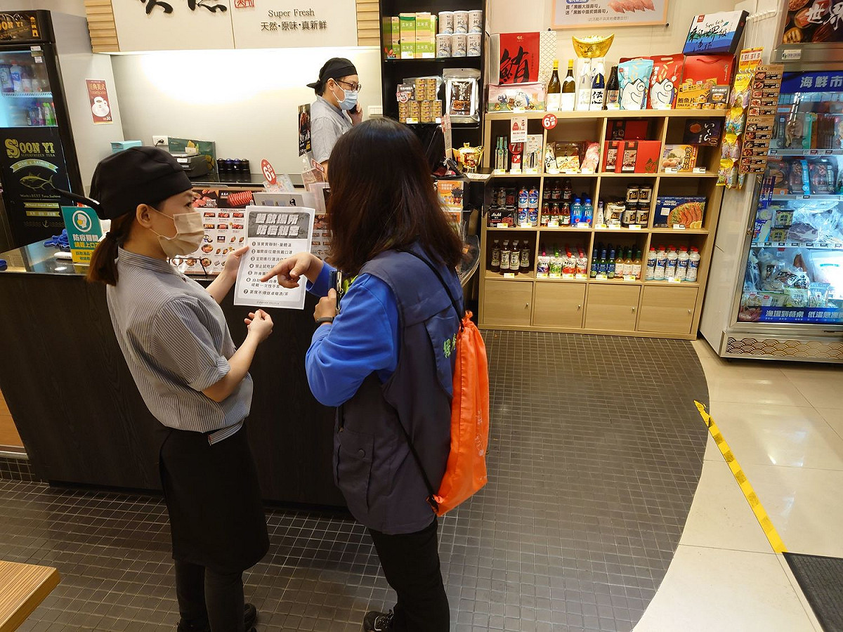 高市嚴格執行店內離座戴口罩的規定。 圖：高雄市經發局提供