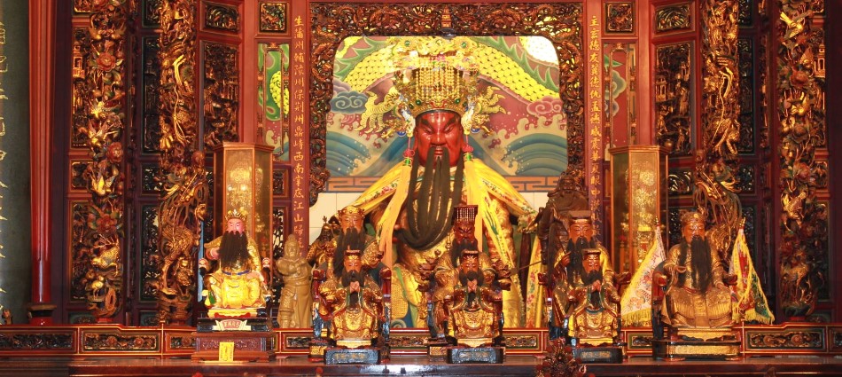 農曆新年許多人很喜歡到各廟宇走走拜拜，尤其是走訪財神廟祈求發財金，祈求新的一年財運亨通。 image source：網路溫度計