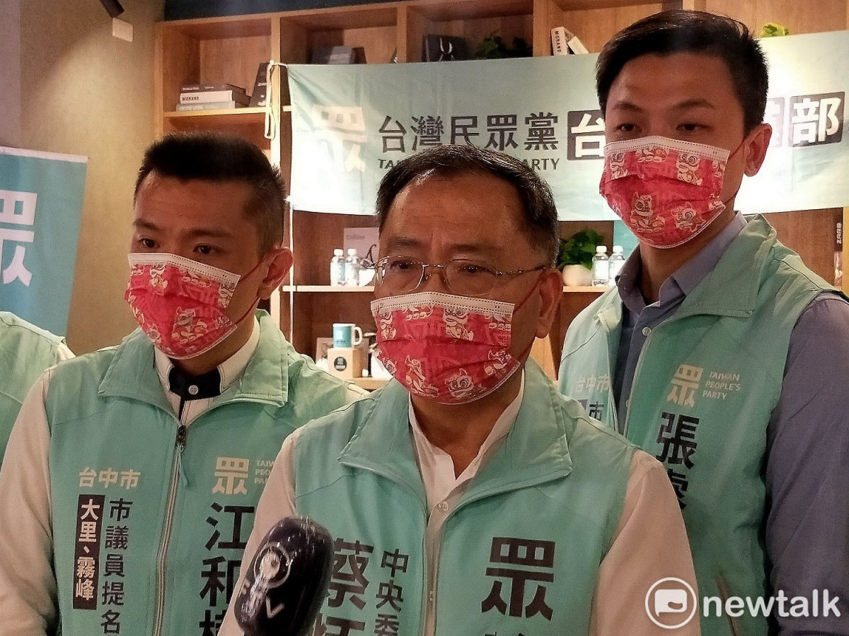 蔡炳坤（中）是代表民眾黨參選台中市長的熱門人選。 唐復年/攝
