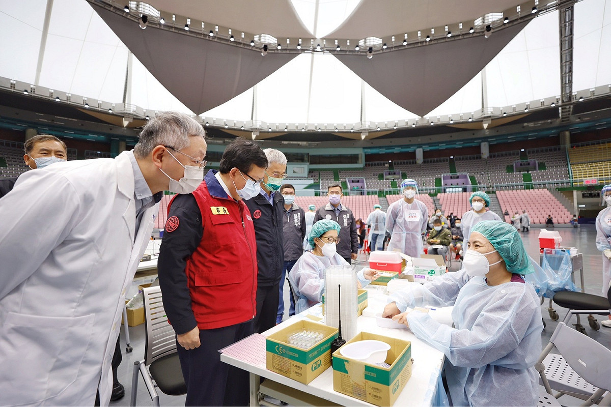 鄭文燦今（29）日視察桃園巨蛋體育館接及桃園市榮民服務處疫苗接種站。 圖：桃園市政府提供