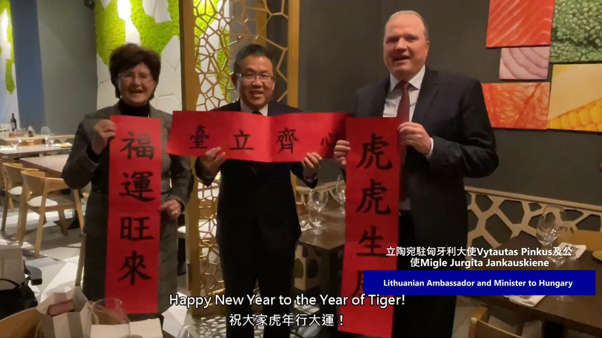 駐匈牙利大使 Vytautas Pinkus 及公使 Migle Jurgita Jankauskiene 向台灣拜年。 圖：截圖自駐匈牙利代表處影片