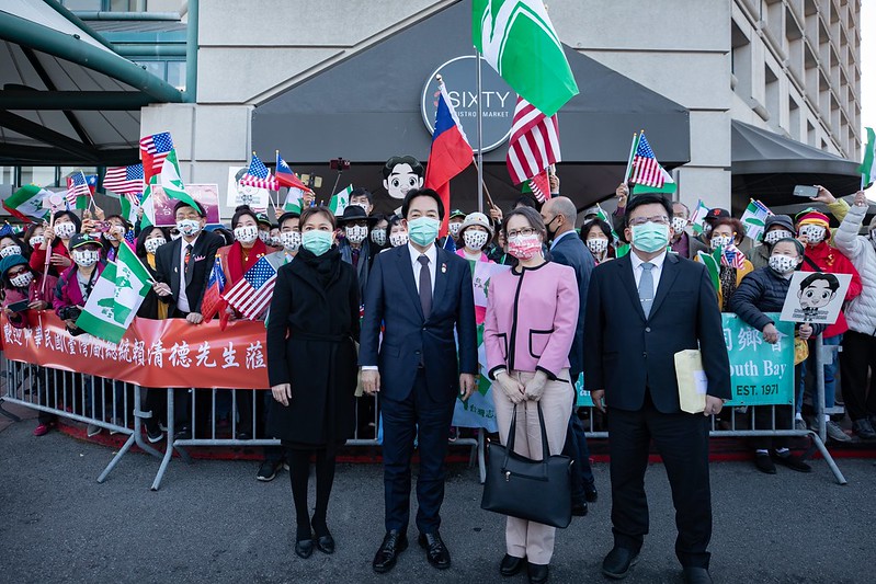 賴清德一行驅車前往下榻旅館，受到僑胞熱烈歡迎。 圖：總統府提供