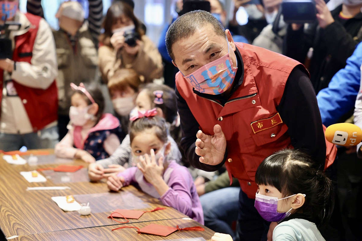 新北市長侯友宜呼籲，年節期間病毒沒有假期，請市民朋友都要勤洗手、戴好口罩，保護他人也保護自己。 圖：新北市經發局提供