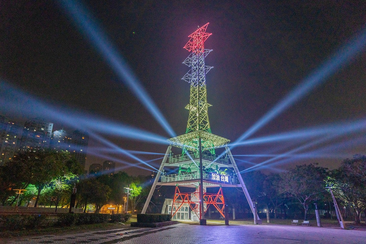 光之塔成為高雄夜間新地標。 圖：高雄市觀光局提供