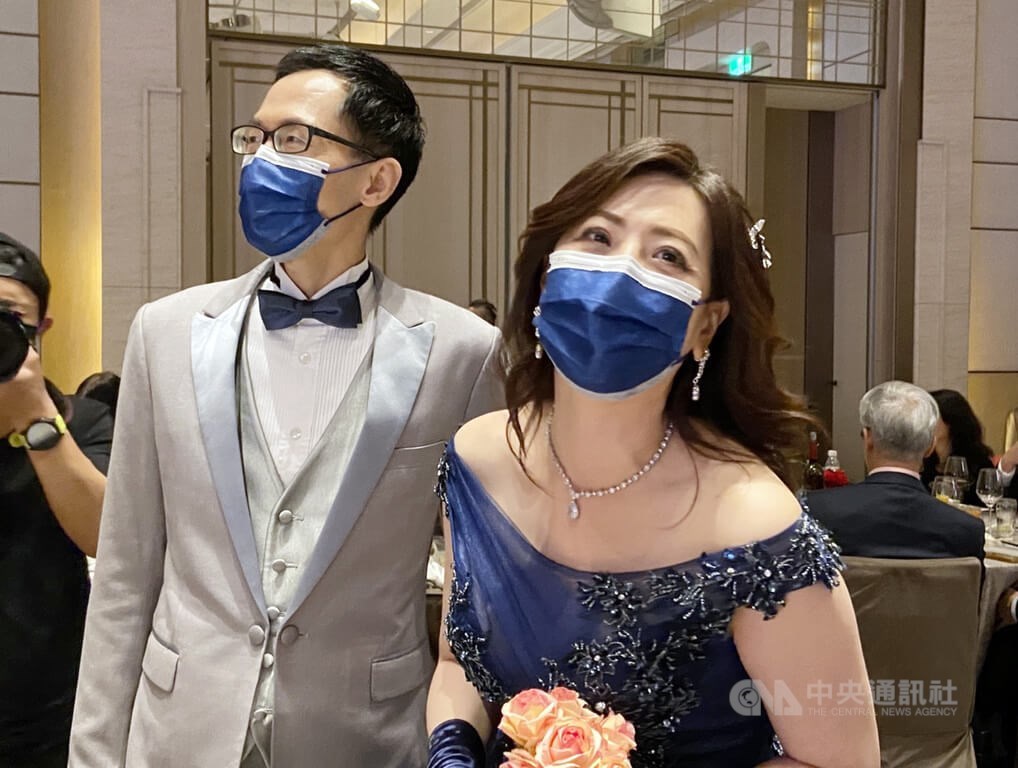 外交部發言人歐江安（右）29日在美福大飯店舉行婚禮，夫婿潘國隆（左）為台灣大學機械系教授，總統府秘書長李大維、外交部長吳釗燮出席見證婚禮。 圖：中央社提供