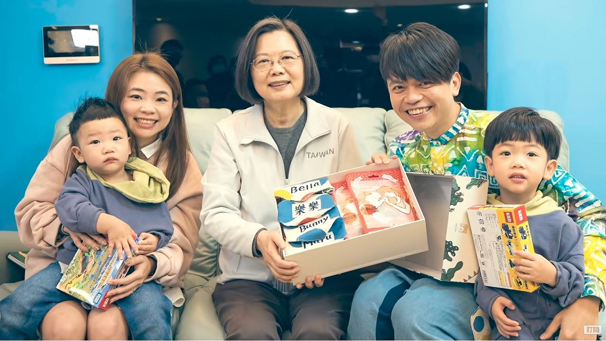 蔡英文合體蔡阿嘎一家交換禮物。 圖：翻攝蔡英文YouTube頻道