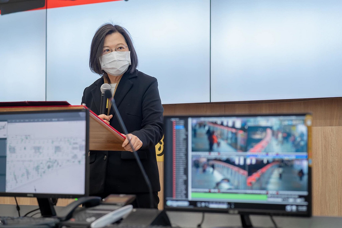 總統蔡英文今（30日）前往台北車站視察。 圖：翻攝自蔡英文臉書
