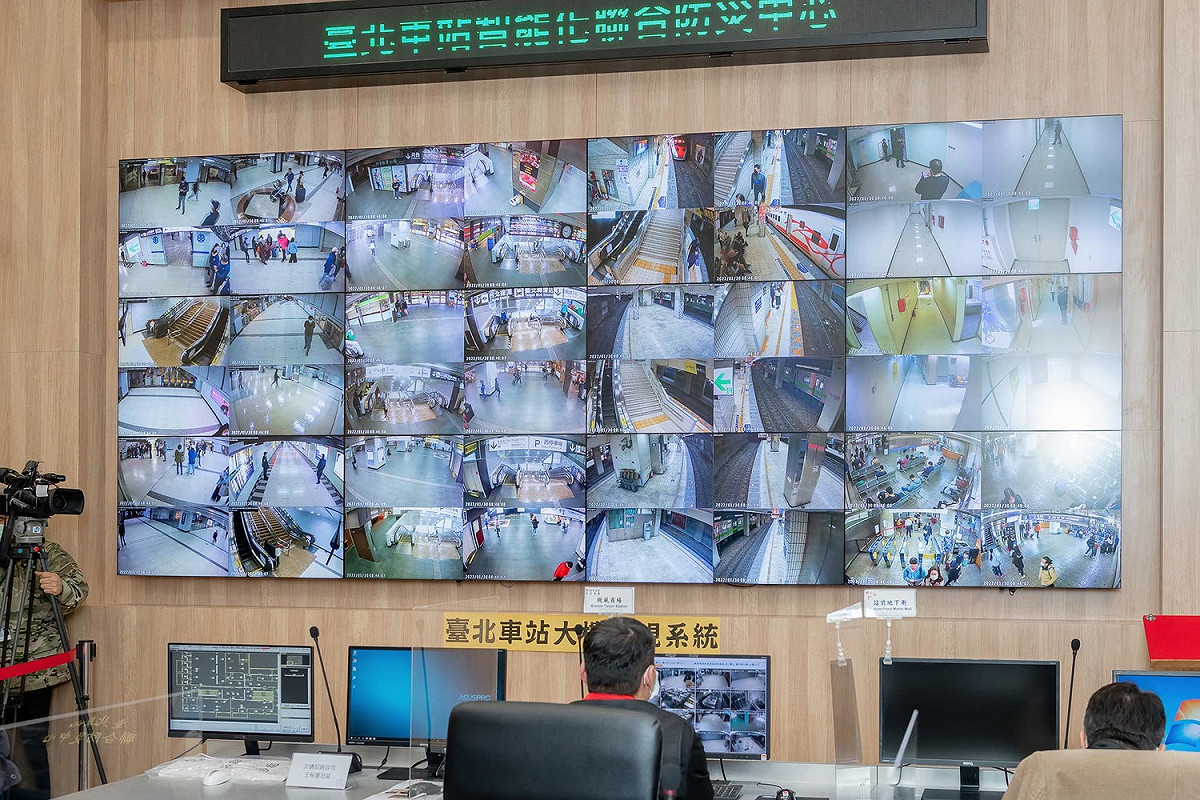 總統蔡英文指出，春節是雙鐵、公路和交通運輸單位最忙碌的時候。 圖：翻攝自蔡英文臉書