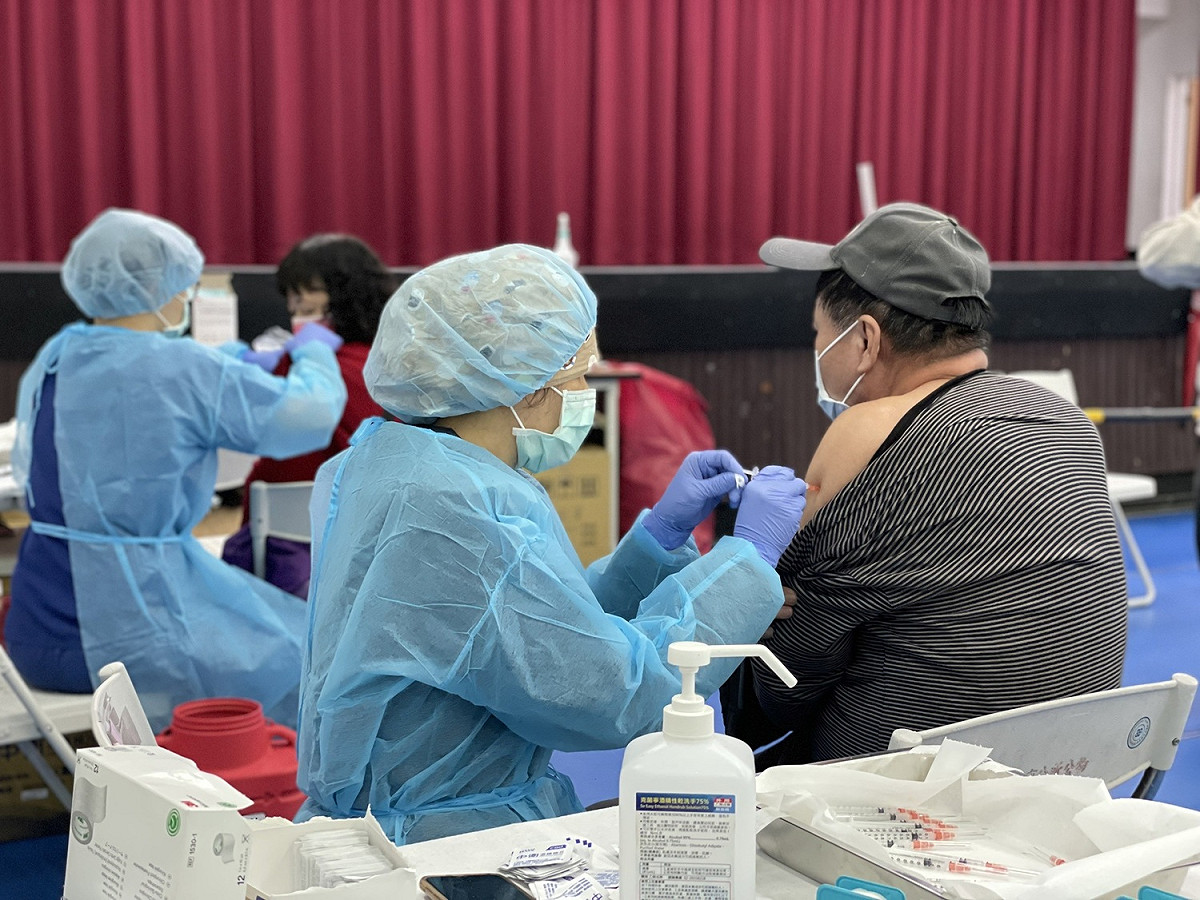 侯友宜表示，目前不管是莫德納、BNT，新北市都還有一定的量，歡迎民眾到新北市接種。 圖：新北市衛生局/提供