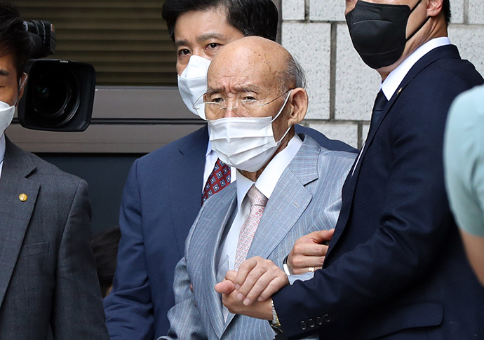 全斗煥被以「內亂罪」等罪名判處死刑與無期徒刑，雖然獲得特赦，但他去年底過世時，韓國政府不僅不為他舉辦國葬，青瓦台甚至連最基本的花圈和弔唁都省了。 圖：取自環球網。