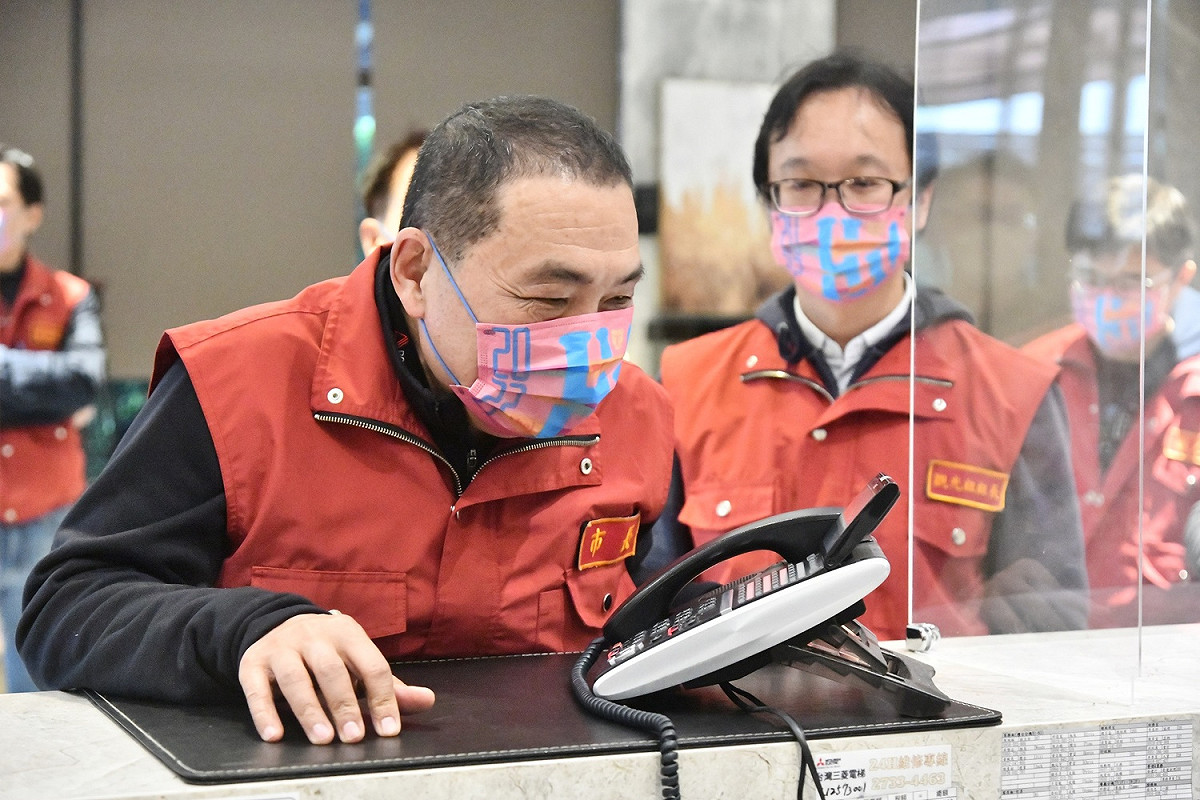 侯友宜透過電話關心居檢民眾。 圖：新北市政府／提供