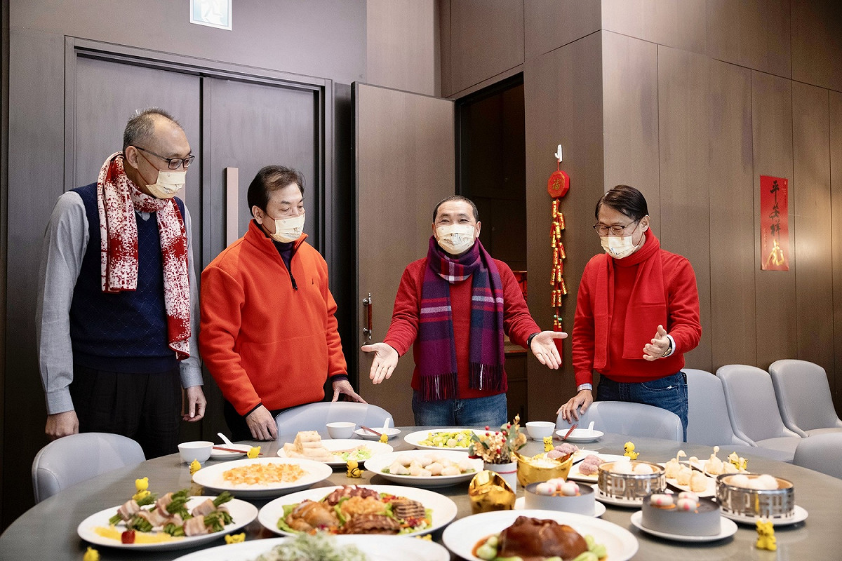 侯友宜率市府團隊端出市政好菜，期許未來能讓更多人願意把新北當成自己的家，移居到新北。 圖：新北市政府／提供