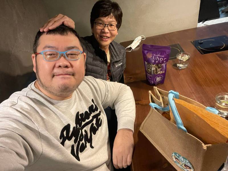 四叉貓承認自己吃了蔡壁如請的大餐，並承諾未來不會再爆爆民眾黨的八卦。 圖：翻攝自四叉貓（劉宇）臉書（資料照）