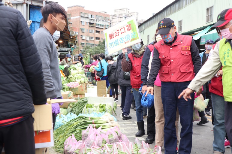 侯友宜前往三蘆水流公市場視察市場防疫措施，鼓勵民眾買好就走，不要逗留。 圖：新北市市場處提供