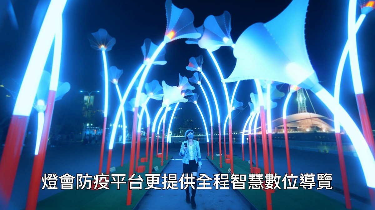 小戴導覽駁二巨人的夢幻花園。 圖：高雄市政府提供