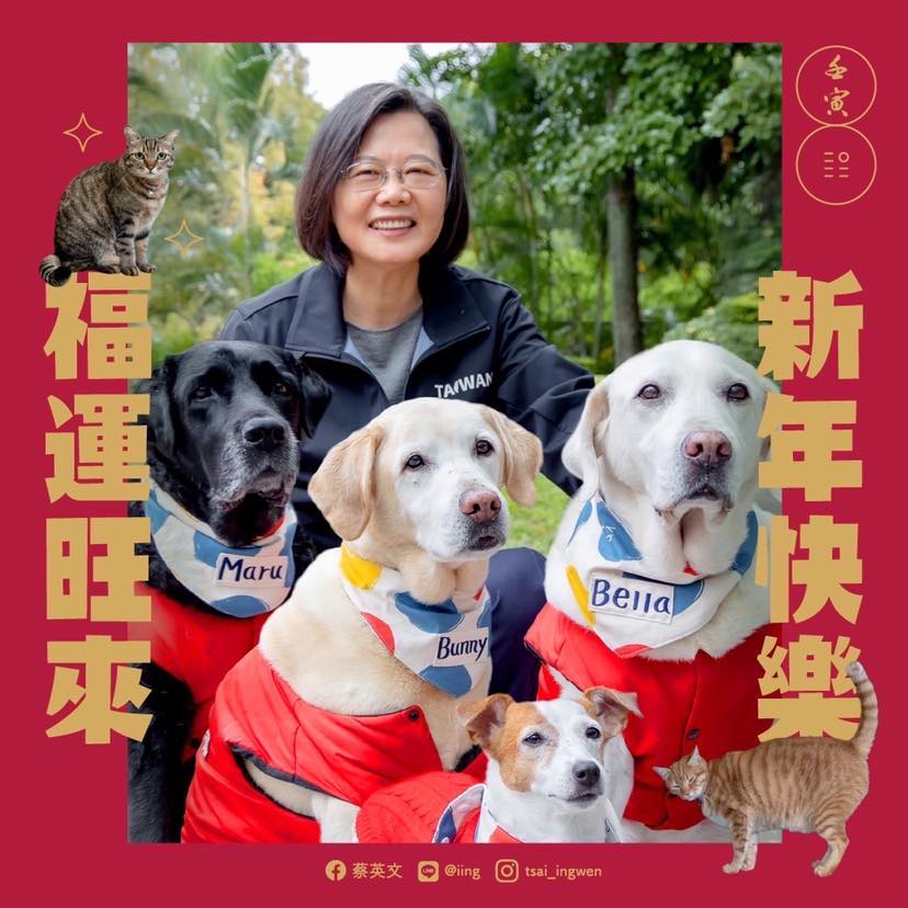 蔡英文曬出毛小孩祝賀新年。 圖：翻攝自蔡英文官方LINE帳號