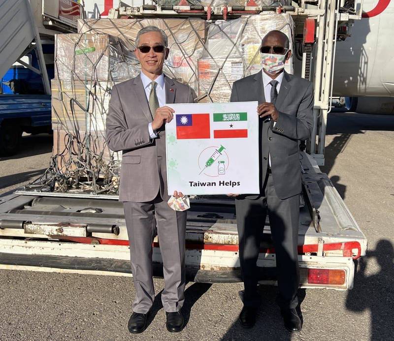 索馬利蘭衛生部長加法迪及我國駐索馬利蘭代表處代表羅震華共同在機場舉行疫苗贈交儀式。 圖：外交部提供