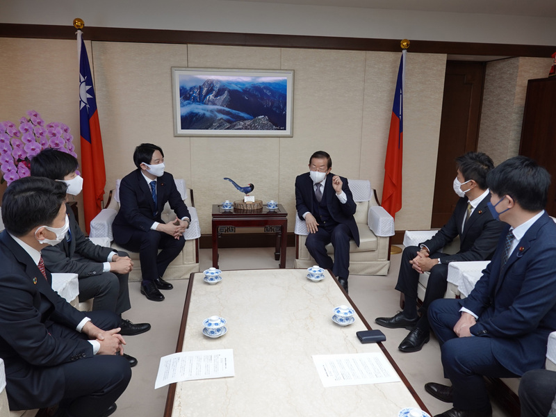駐日代表謝長廷與來訪的自民黨青年局長小倉將信等人會談時表示，台灣當務之急是加入「跨太平洋夥伴全面進步協定」（CPTPP），盼日方力挺台灣。 圖：中央社提供