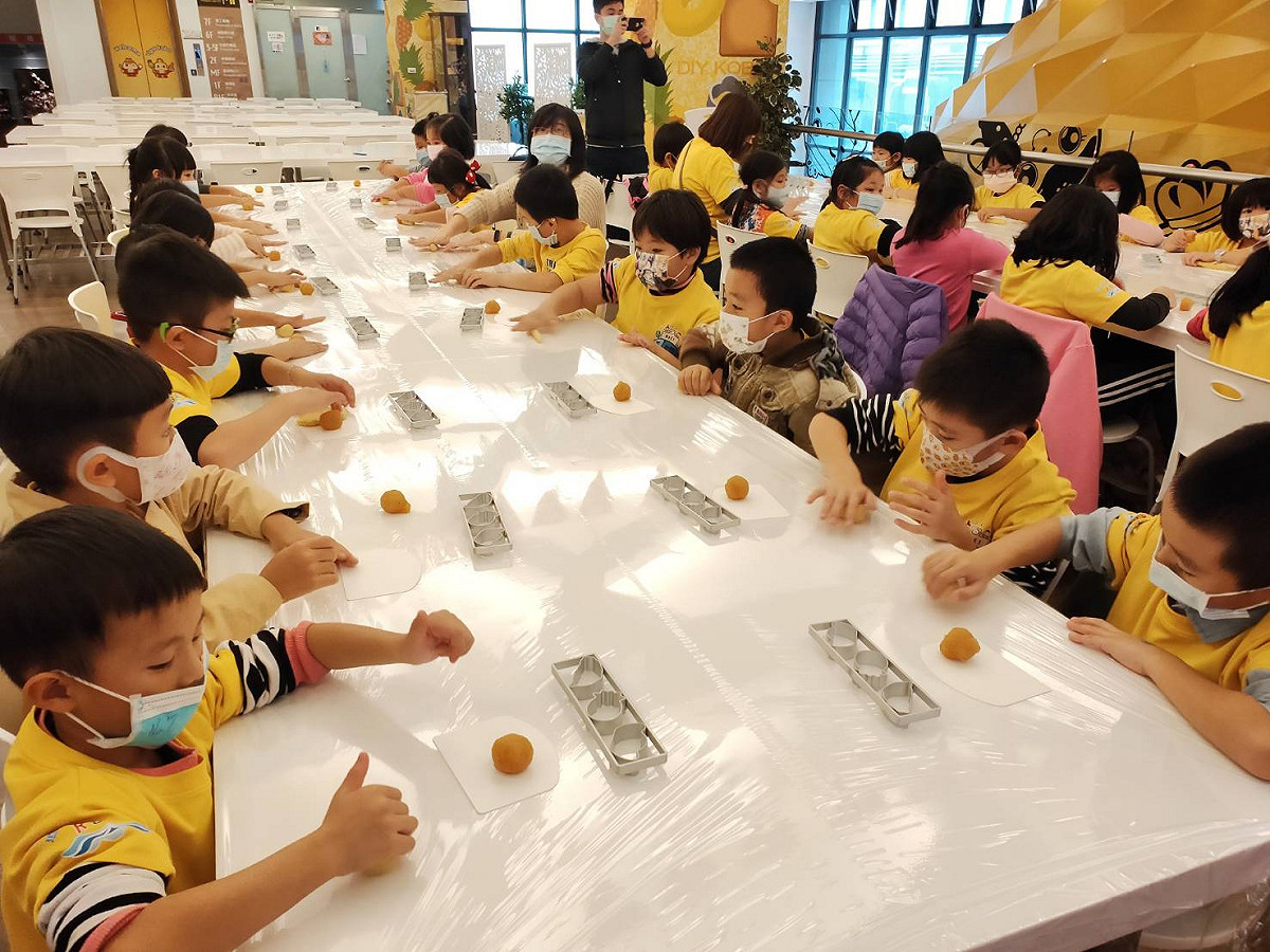 維格餅家鳳梨酥夢工場糕餅禮盒，春節期間預購可享8折優惠。 圖：新北市經發局提供