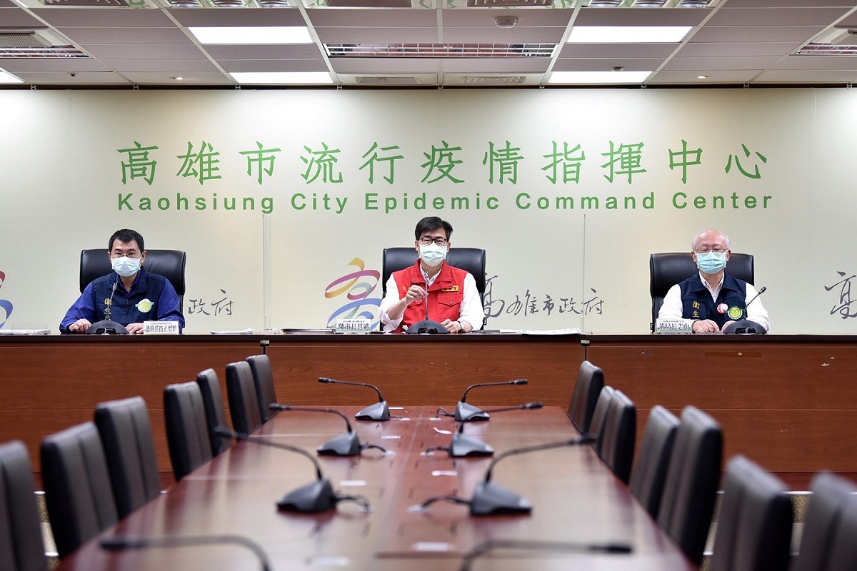 陳其邁(中)大年初一仍主持防疫記者會。 圖：高雄市政府提供
