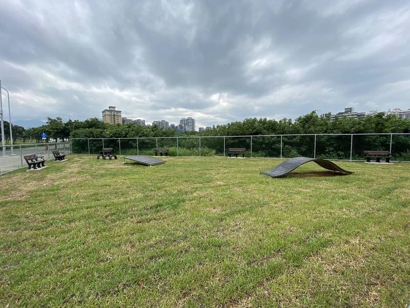 淡水寵物微型公園設有波浪板、輪胎隧道及斜坡板。 圖：新北市動保處提供