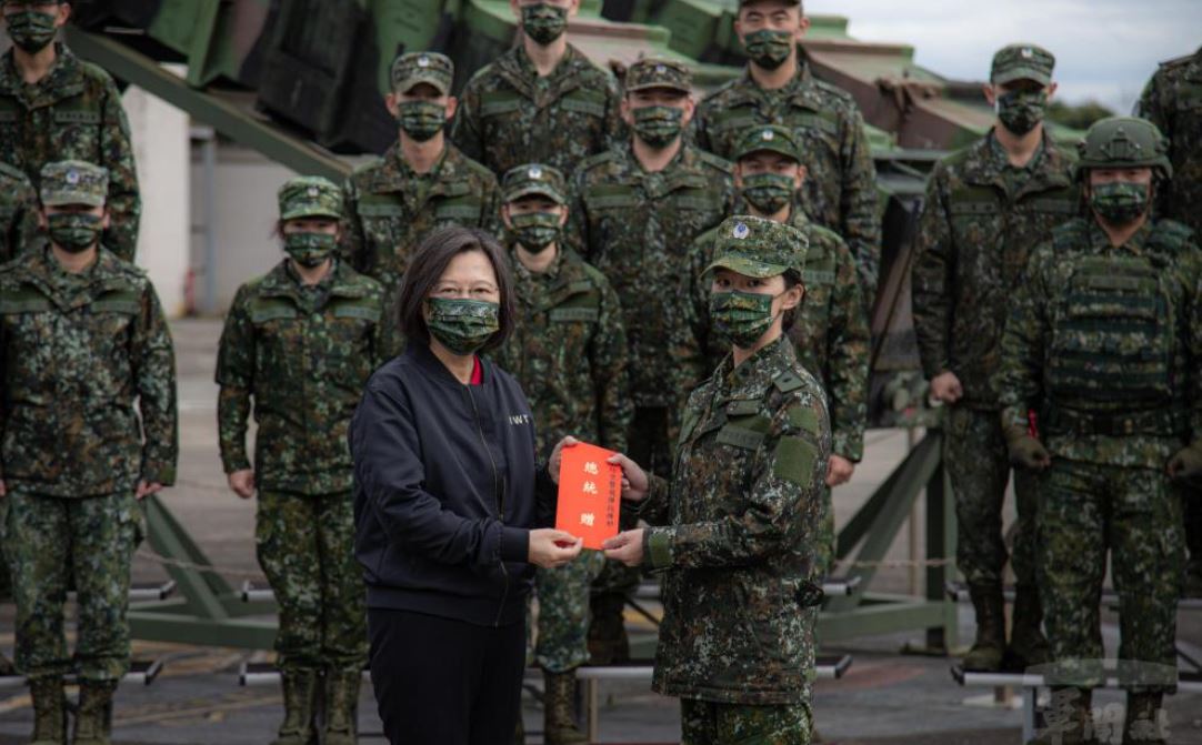 蔡英文初一前往空軍防空飛彈連，初二則是前往269旅聯兵營視導。 圖：軍聞社／提供