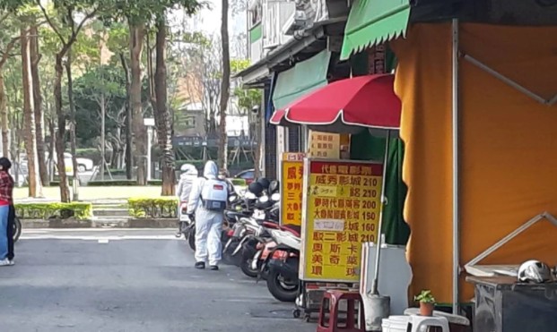 確診新北國中生父親在自主管理期間逛百貨公司，高雄市環保局前往清消。 圖：高雄市衛生局提供