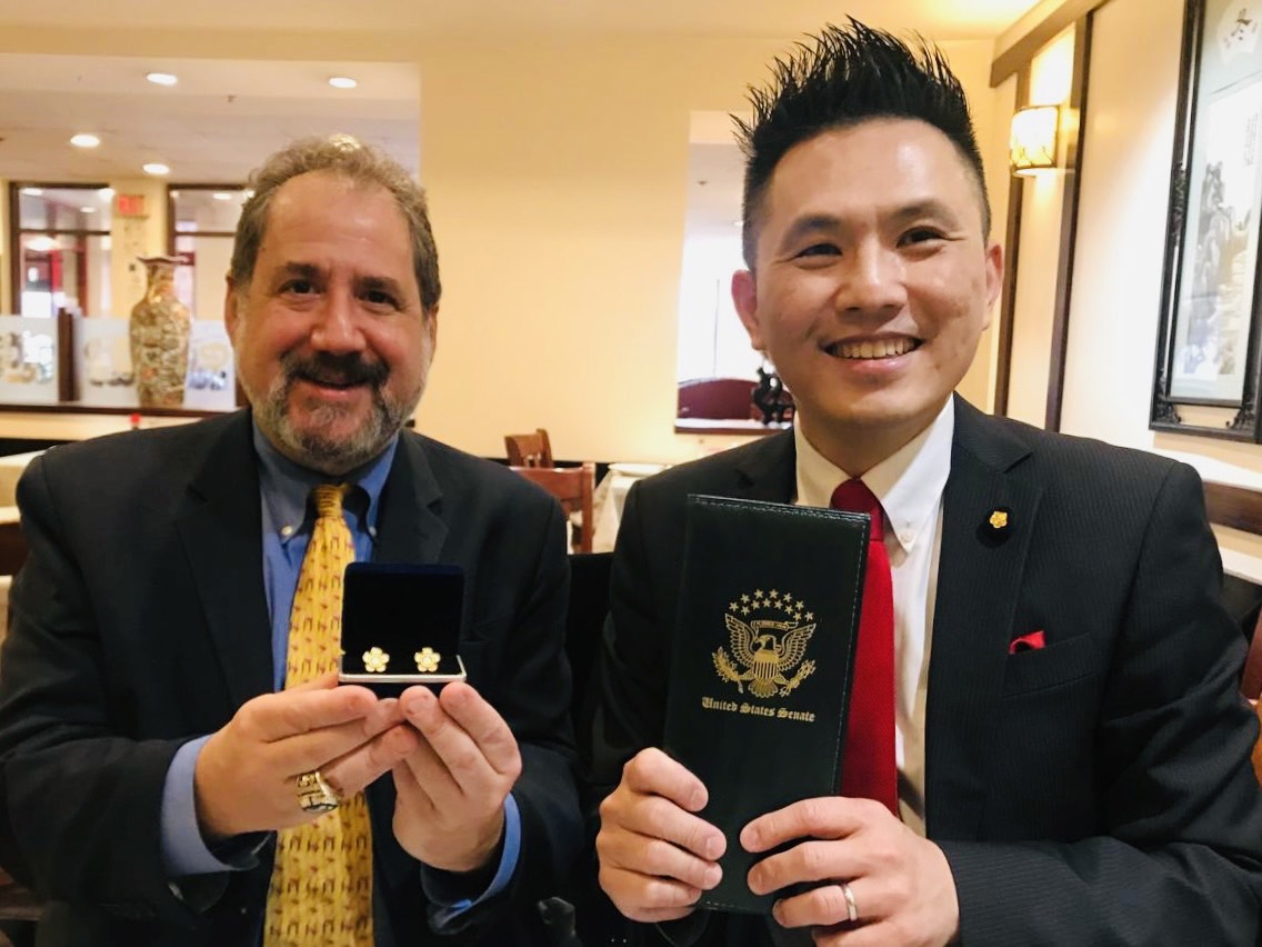 華府聯邦參議員史特勞斯(Paul Strauss)(左)致贈陳以信參議院名片夾，陳以信回贈立法院袖扣。 圖 : 陳以信 / 提供