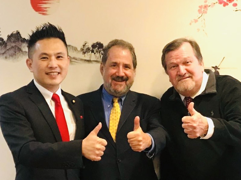 陳以信與聯邦參議員史特勞斯(Paul Strauss)(中)與布朗(Michael Brown) (右)合影 圖 : 陳以信 / 提供