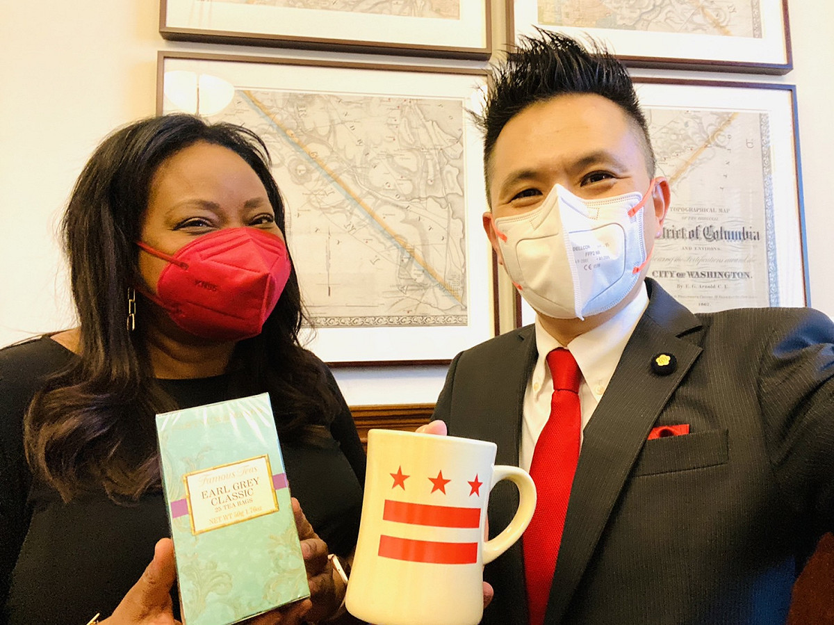 華盛頓市府市務卿巴賽(Kimberly Bassett) (左) 致贈華府徽章紀念杯。 圖 : 陳以信 / 提供