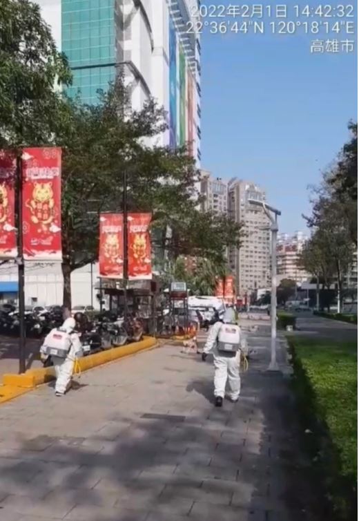高雄市環保局已前往案18942的足跡百貨公司進行清消。 圖：高雄市政府／提供