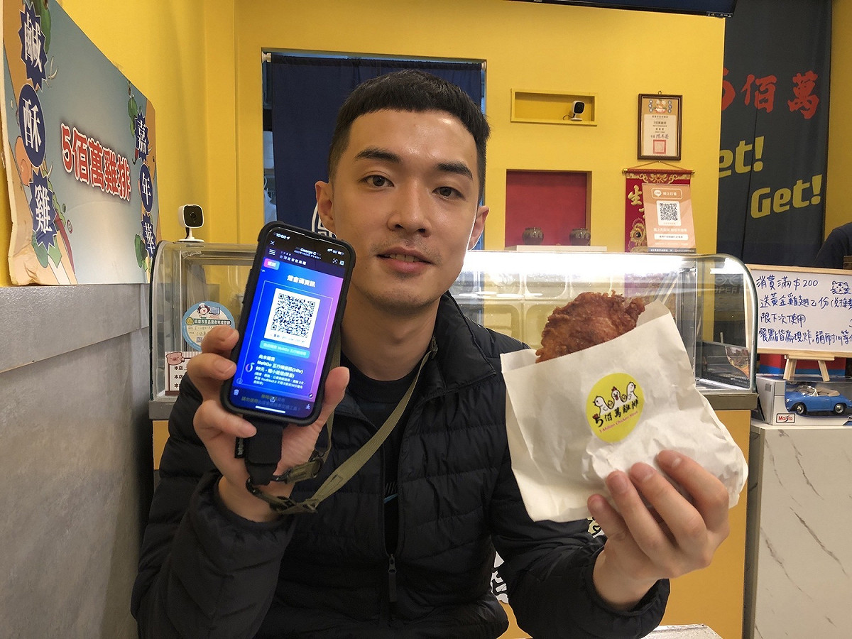 到店消費憑手機出示燈會碼即可享店家優惠活動。 圖：高雄市觀光局提供