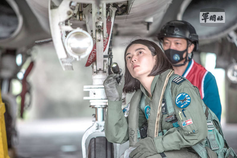 郭文靜目前在空軍台南聯隊服役，她已經取得IDF戰鬥機兩機領隊的資格。 圖：軍聞社提供