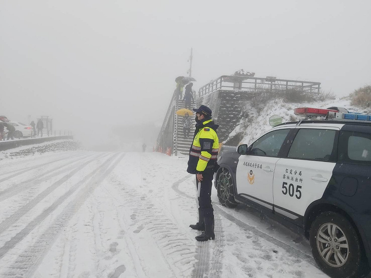 今晚合歡山有望降雪，台14甲線翠峰至大禹嶺下午5時起預警性封閉(合歡山降雪資料照)。 圖：擷取自臉書南投縣政府警察局仁愛分局（資料照）